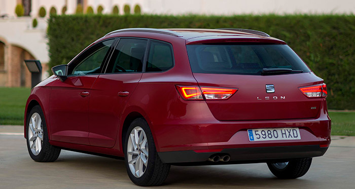 Parece ser que, en este tipo de carrocerías con portón, se ha pasado de la moda de los pilotos verticales situados en el pilar C (moda que se inició en el R.5, y continuó con Volvo y Mitsubishi, entre otros) a la del grupo óptico partido, con la mitad externa en la carrocería fija, y la más interior en el propio portón, aunque ello obligue a una instalación eléctrica flexible.