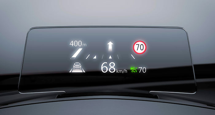 El HUD (Head-Up Display) es un buen colaborador para el conductor, una vez que se ha afinado a la perfección el ángulo en el que no molesta la visión de la carretera, pero permite consultarlo sin apenas desviar hacia abajo la mirada.