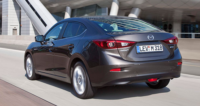 La línea de cintura tiene cierto diseño en cuña, pero este enfoque (y un objetivo un tanto “gran angular”) exagera dicha característica.