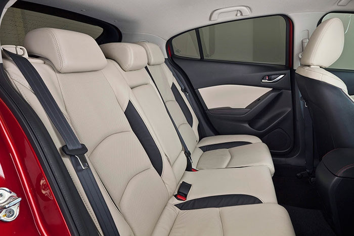 El asiento posterior, muy plano en banqueta y respaldo, está pensado para tres plazas, en detrimento del confort de cuando viajan en él sólo dos ocupantes (que suele ser lo más frecuente).