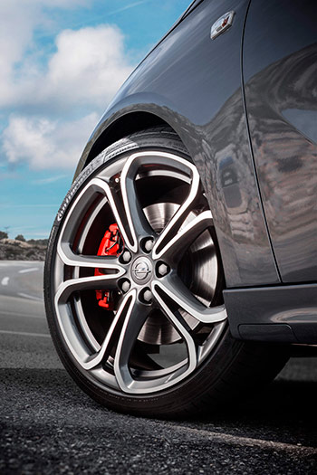 La llanta de 7,5” x 18” también es específica para el Adam-S, así como el calzado Conti SportContact-5. Los discos de freno delanteros de 308 mm son los mismos que ya llevaba el Corsa OPC en 2011; pero aquí las pinzas, aunque de buen tamaño, son las clásicas deslizantes con un bombín, y no las Brembo con cuatro.