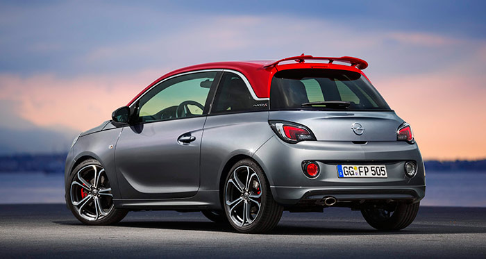 Aunque por sus cotas sea actualmente un segmento A/B, el Adam-S está claramente medio escalón por encima de un Fiat 500, dado lo rotundo de su diseño y equipo de ruedas.