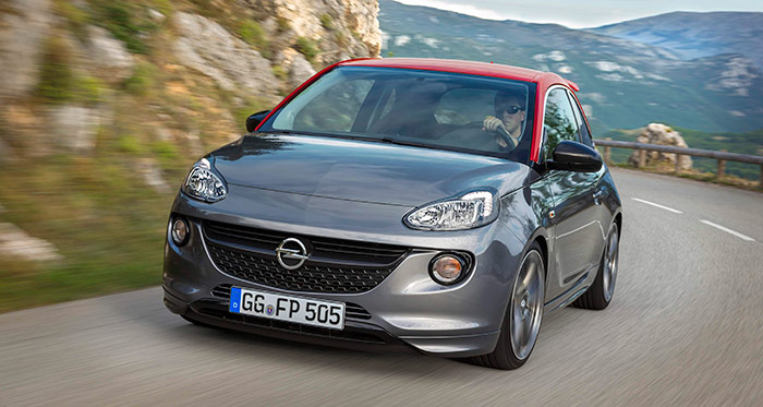 Como ya se ha comentado en otra foto anterior, el diseño es llamativo, deportivo e incluso ligeramente “agresivo”, pero sin llegar a ser estridente. A destacar la ausencia de antinieblas, que en la mayoría de los coches actuales (hay excepciones), sirven para bastante poco.