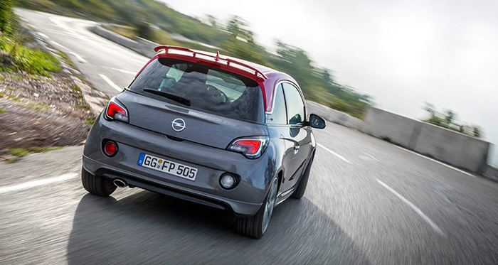 A esto se le llama cortar una curva sin complejos. Como no se ve bien, vamos a dar por bueno que el talud de la izquierda deja suficiente visibilidad para comprobar que no viene nadie de frente.