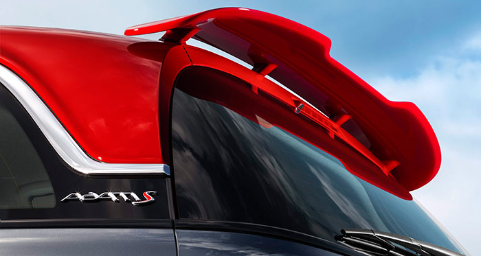 El alerón rojo, conjuntado de color con el techo y otros detalles externos e internos, contribuye a redondear el aspecto deportivo del Adam-S; aspecto que corresponde a una realidad.