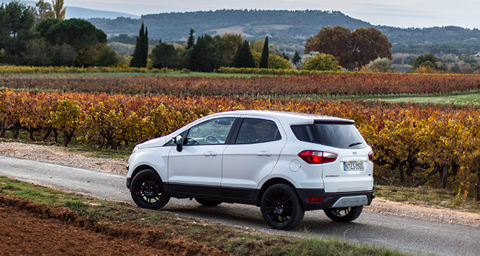 Bajo este ángulo, en el que tanto frontal como capó tienen poco protagonismo, la carrocería del Ecosport podría pasar perfectamente por la de un 5 puertas normal, solo que ligeramente sobreelevado de suspensión. En realidad, de eso se trata, y alguna de sus definiciones lo confirman.