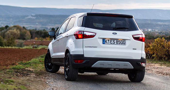 El esbozo trasero de un no se sabe si difusor aerodinámico o protector del ángulo de salida pretende darle al EcoSport la doble imagen de deportivo y SUV simultáneamente.