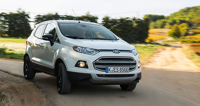 En este enfoque casi frontal, es donde el EcoSport reivindica su aspiración a ser considerado como un pequeño SUV, entre urbano y utilitario multiusos.