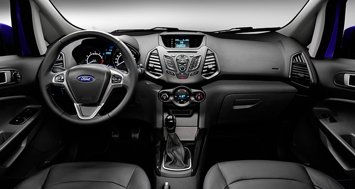Vista frontal del salpicadero, consolas y puesto de conducción; aunque el diseño sea específico, hay múltiples reminiscencias del Fiesta en concreto, y por supuesto que de Ford en general.