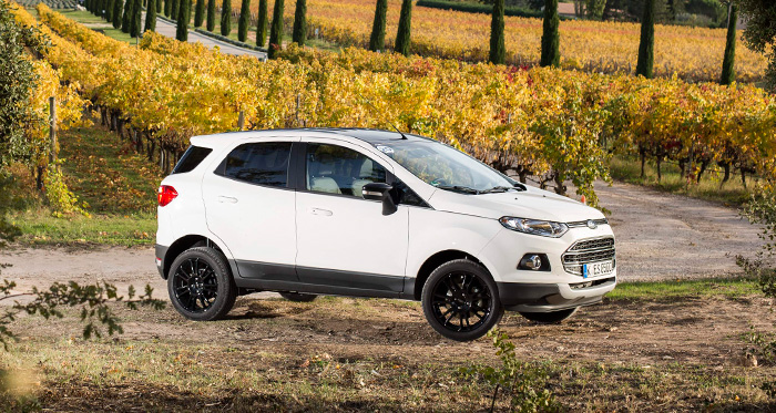 Quizás por la luz que ilumina por debajo, en esta foto se pone de relieve la importante distancia al suelo, de 190 mm, que es francamente elevada para un SUV de tan discretas dimensiones.