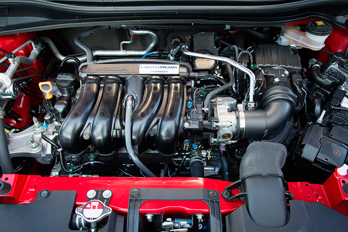 El nuevo motor 1.5i-VTEC de Honda entronca con la más clásica tradición de la marca: atmosférico de gasolina capaz de muy altos regímenes y con una distribución muy sofisticada. Que sea el tipo de motor adecuado para un SUV ya es otro cantar. Un detalle: siempre me ha fascinado la calidad de la tornillería cromada que utiliza Honda.