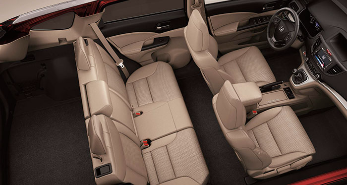 El CR-V (aquí con caja de cambios manual) es claramente más amplio que el HR-V: 30 cm más de longitud permiten un habitáculo más generoso y 130 litros más de capacidad de maletero.