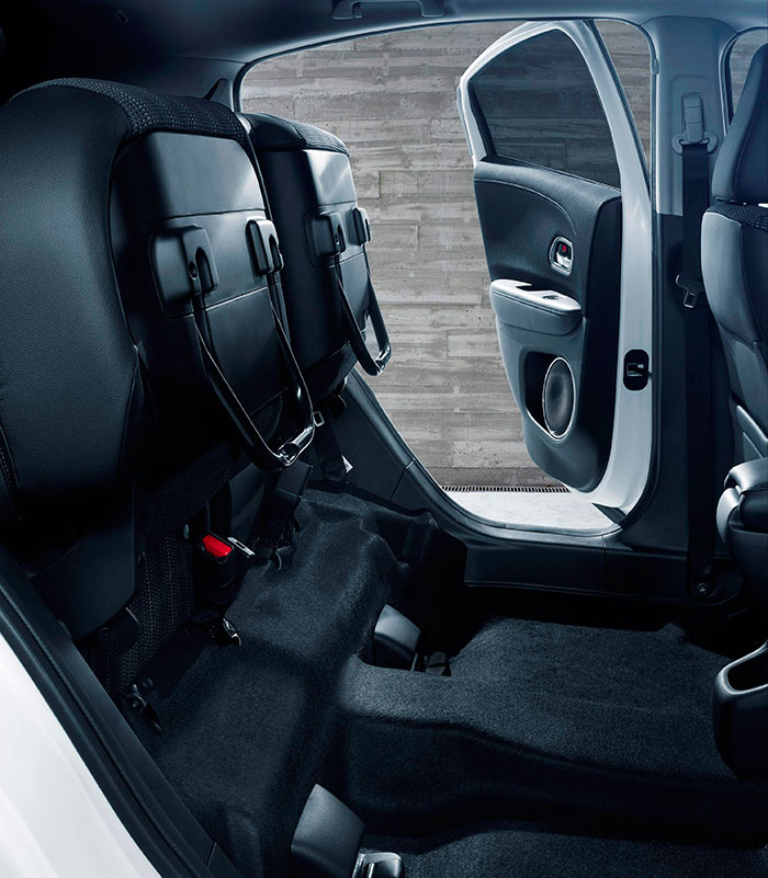 En el HR-V está disponible el sumamente útil abatimiento inverso del asiento posterior, que permite introducir cargas voluminosas por las puertas laterales traseras.