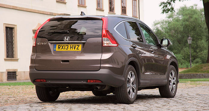 La distancia libre al suelo del CR-V no es la propia de un SUV al uso; y por ello, en este enfoque (incluso tomado un poco desde abajo), no se distinguen los elementos de propulsión del tren posterior.