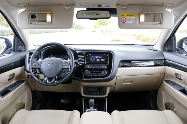 Diurnos. Fotos del Mitsubishi Outlander Kaiteki 4WD 220 DI-D 6AT 7 plazas