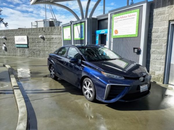 Toyota Mirai (X). Un ruido extraño, un surtidor congelado, una nueva estación de servicio y el transporte improvisado del árbol de Navidad.