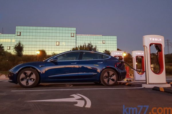 Tesla Model 3. Atado a los puntos de recarga