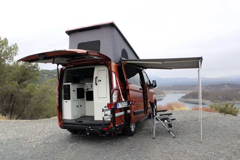 Ford Transit Nugget. Despacho con terraza y vistas al mar