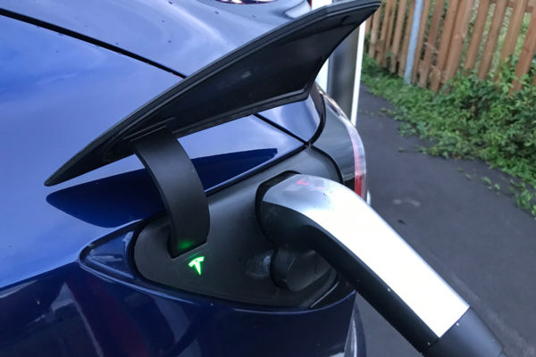 Ya es posible cargar tu coche eléctrico no Tesla en un Supercargador