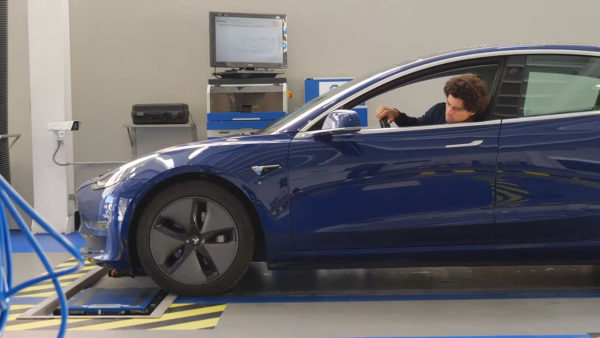 Subimos el Tesla Model 3 a una báscula: peso y distribución