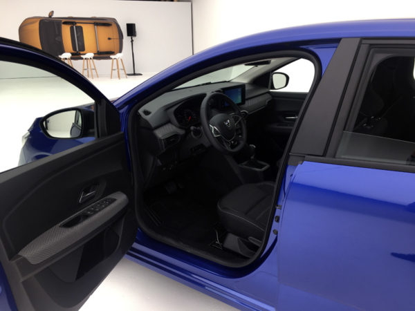 Dacia Sandero. Salpicadero, asientos delanteros y puertas