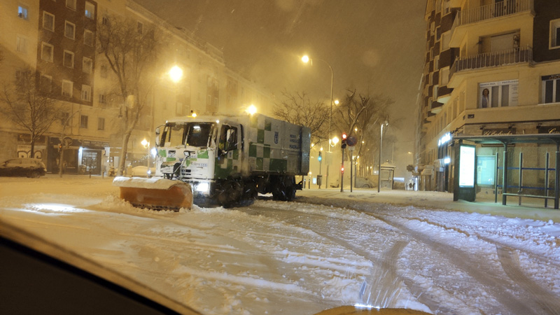 Quitanieves atascado en la nieve