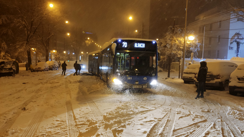 Madrid. Autobús de la EMT atascado en la nieve.