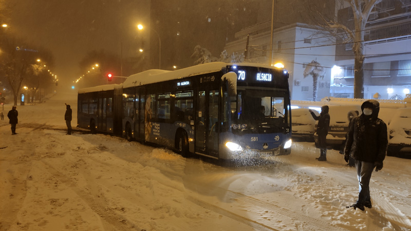 Madrid. Autobús de la EMT atascado en la nieve.