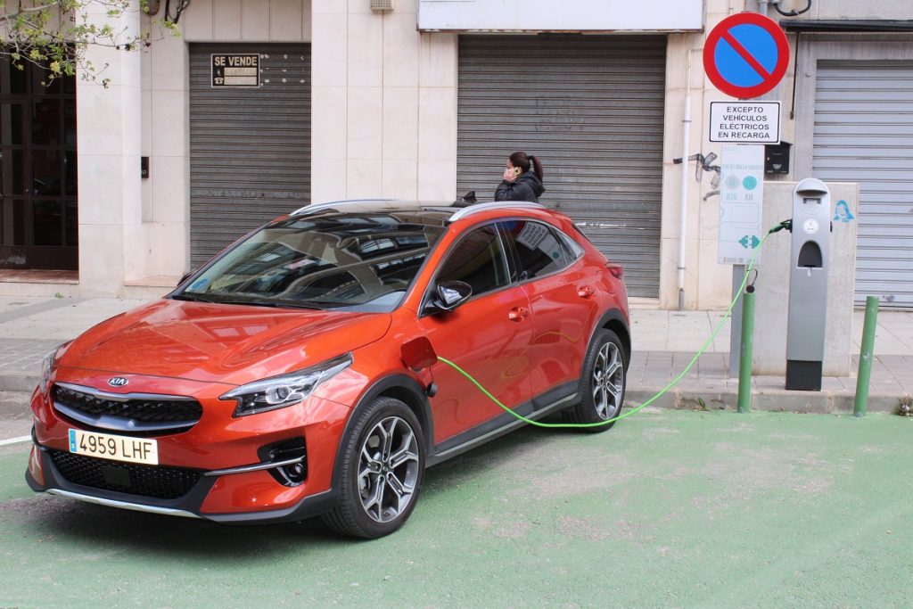 Nos hemos equivocado de estrategia con el coche eléctrico. Necesitamos miles de coches enchufados a la vez, en enchufes de baja potencia, para los cientos de miles de recorridos cortos diarios.