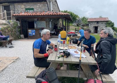 Equipo Kia. Huevos rotos con jamón y con chorizo en el Refugio de la Terenosa