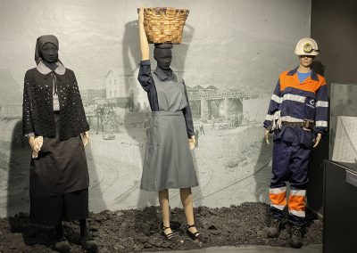 Minería del carbón. Asturias. Trajes de faena de las mujeres en las minas.
