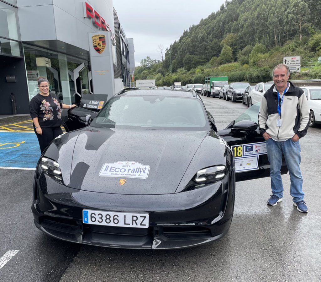Mamen Carmona y Javier Moltó. Porsche Taycan