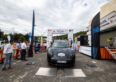 II Eco rallye Bilbao - Petronor. Porsche Taycan Turbo S. Bajada del podio de salida.