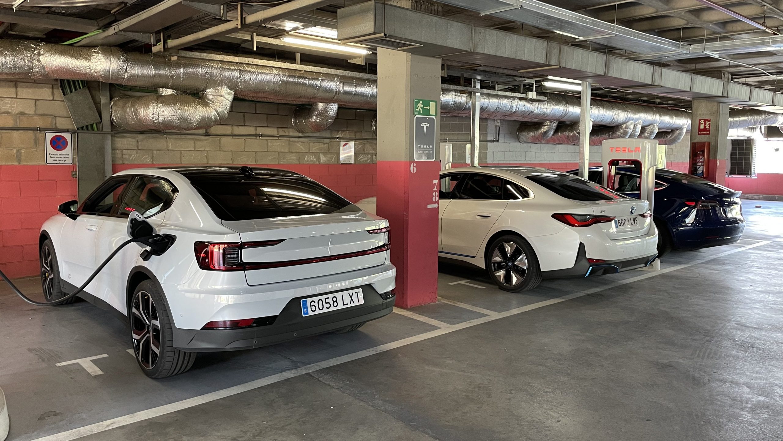 Recarga BMW i4, Polestar 2 y Tesla Model 3