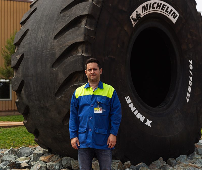 Michelin, el CEMA y un neumático gigante para un camión gigante.
