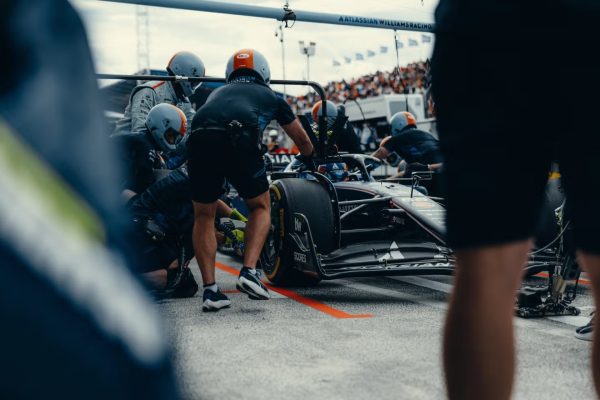 Carlos Sainz para en boxes