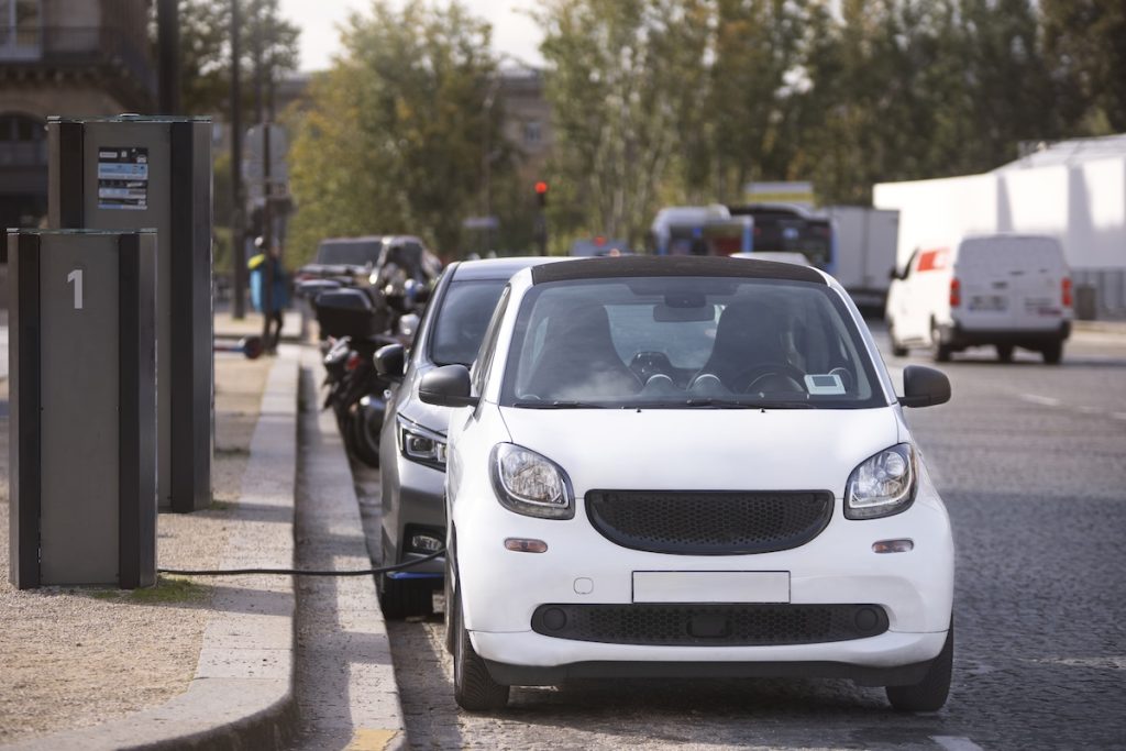 Coche aparcado en ciudad