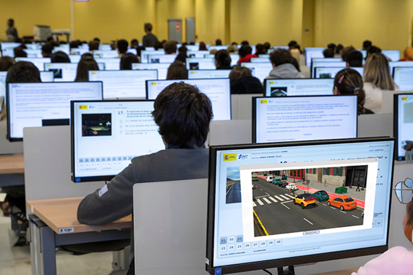 Aspirantes al carnet de conducir realizando el examen teórico