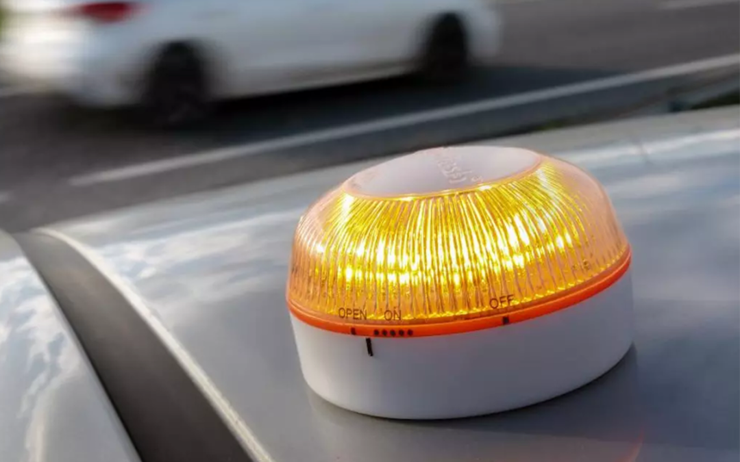 Las nuevas balizas V16 conectadas sustituyen a los triángulos de emergencia: así funcionarán desde 2026