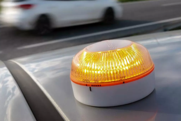 Nueva baliza V-16 pegada en el techo de un vehículo