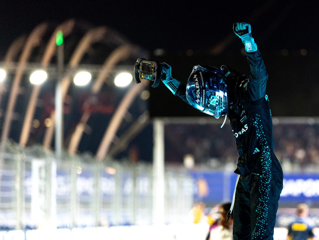 George Russell celebra su victoria en Singapur