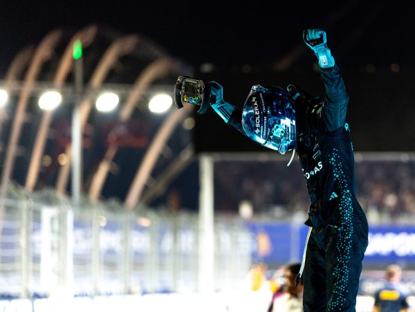 George Russell celebra su victoria en Singapur