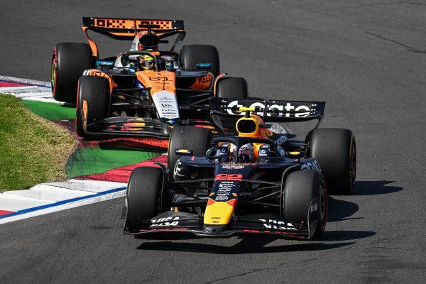 Oscar Piastri, detrás de Yuki Tsunoda en México