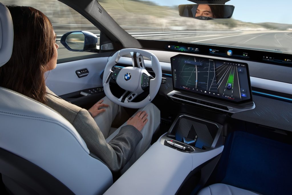 Conductora usando el sistema de asistencia Motorway Assistant de BMW