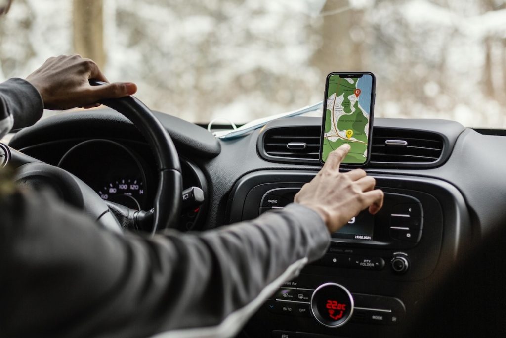 Conductor usando Waze en el coche