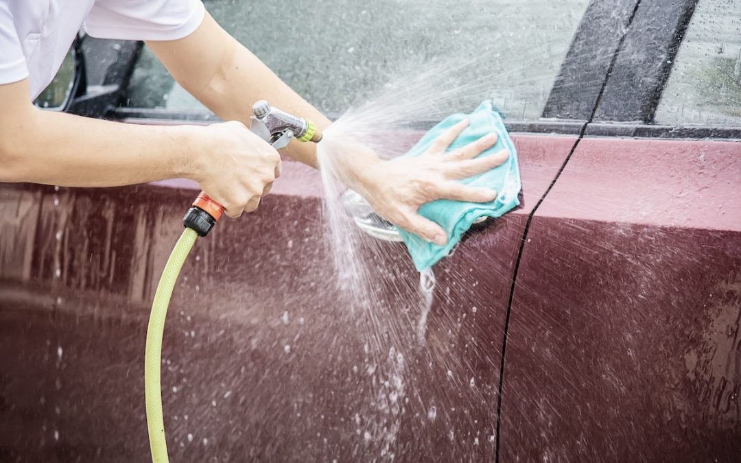¿Está permitido lavar el coche en la calle? Lo que dice la normativa en España