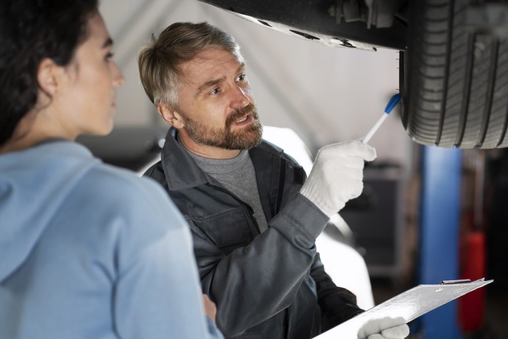 Técnico de la ITV revisando los frenos de un coche