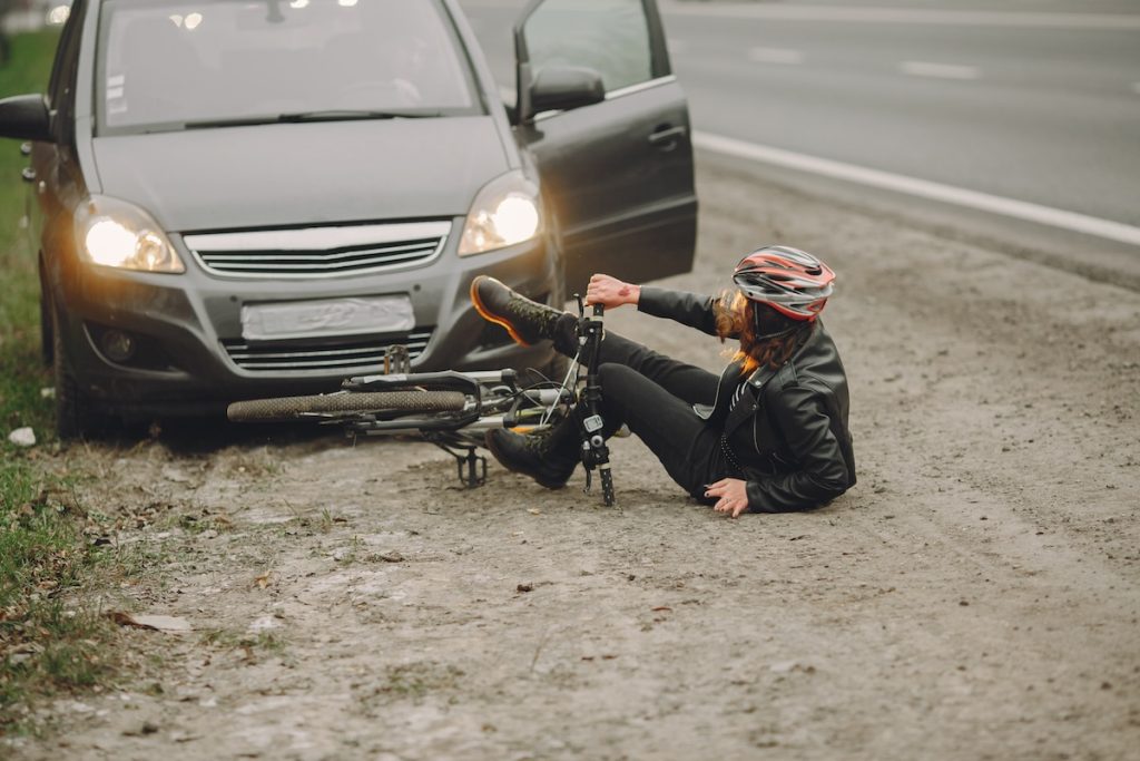 Ciclista siendo atropellado por un coche que ha salido de la calzada