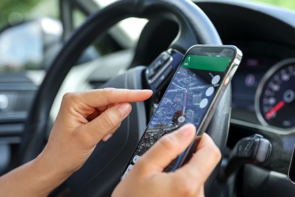 Conductor usando Google Maps en su coche