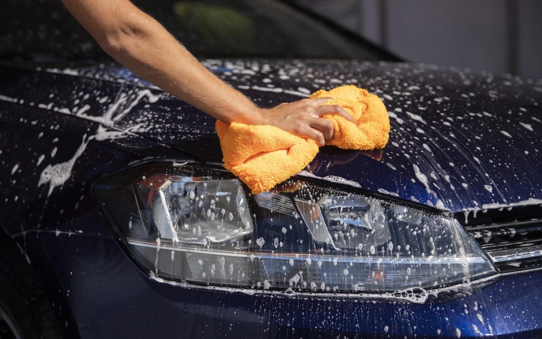 Cómo lavar tu coche para evitar que se dañe la pintura